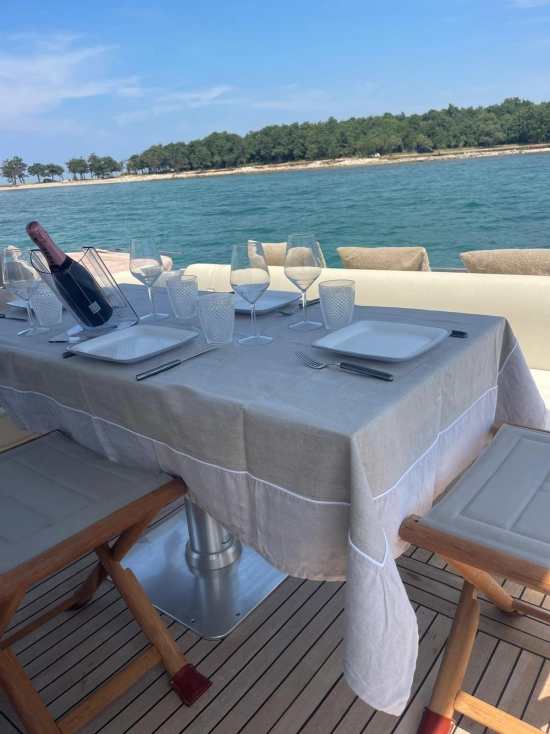 Invictus Yacht GT370 de segunda mano en venta
