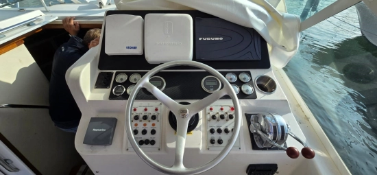 Cabo Yachts 31 Express usata in vendita