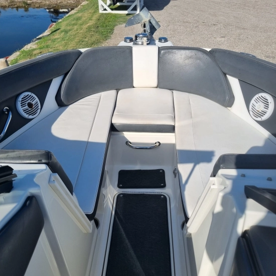 Sea Ray SPX 230 usado à venda