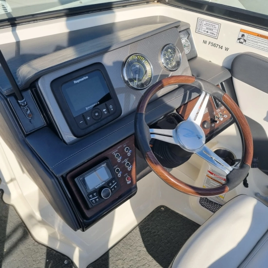 Sea Ray SPX 230 usado à venda