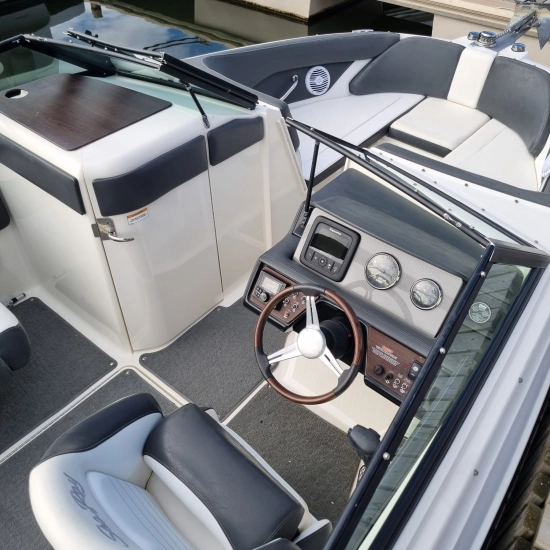 Sea Ray SPX 230 usado à venda