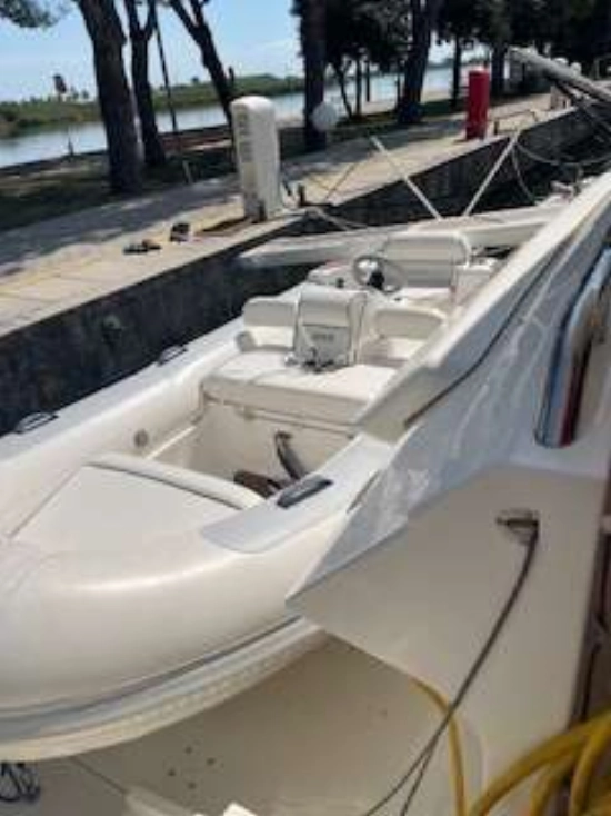 Ferretti 681 usado à venda