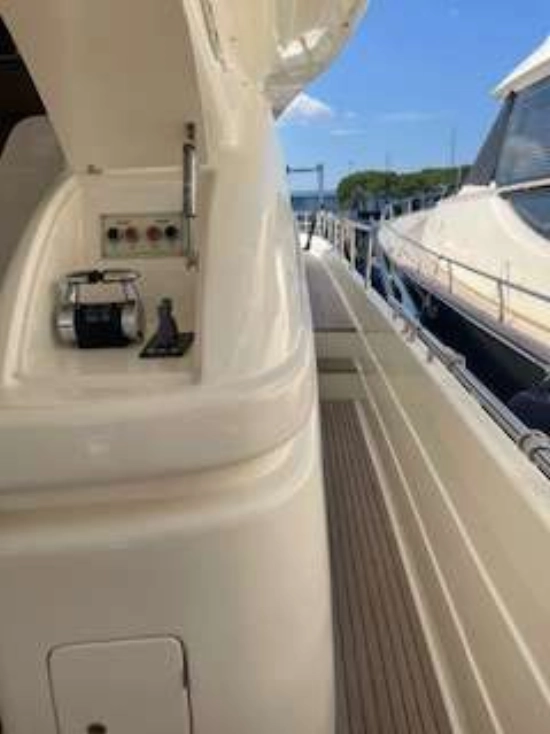 Ferretti 681 usado à venda