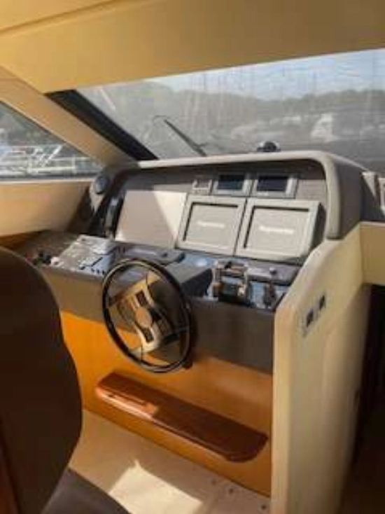 Ferretti 681 usado à venda