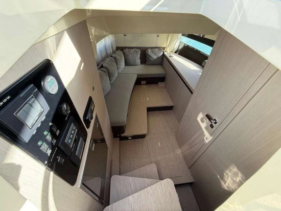 Invictus Yacht GT320 usado à venda
