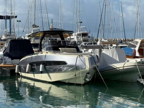 Invictus Yacht GT320 usado à venda
