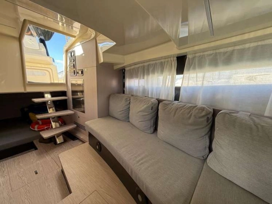 Invictus Yacht GT320 usado à venda