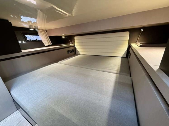 Invictus Yacht GT320 usado à venda