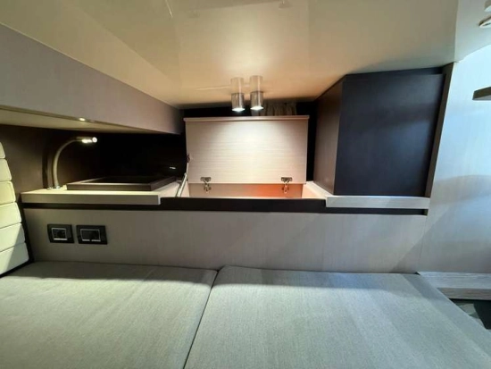 Invictus Yacht GT320 usado à venda