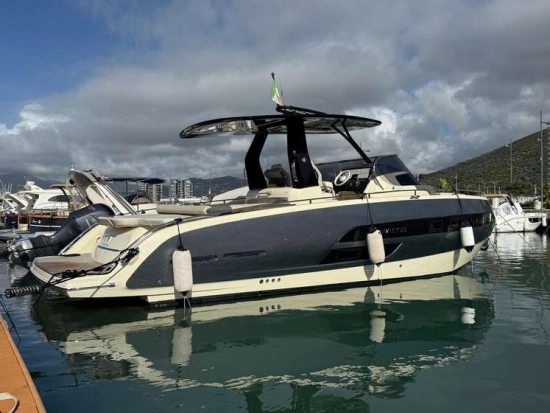 Invictus Yacht GT320 usado à venda