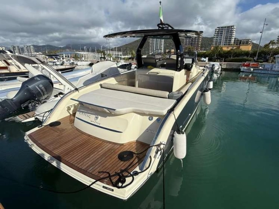Invictus Yacht GT320 usado à venda