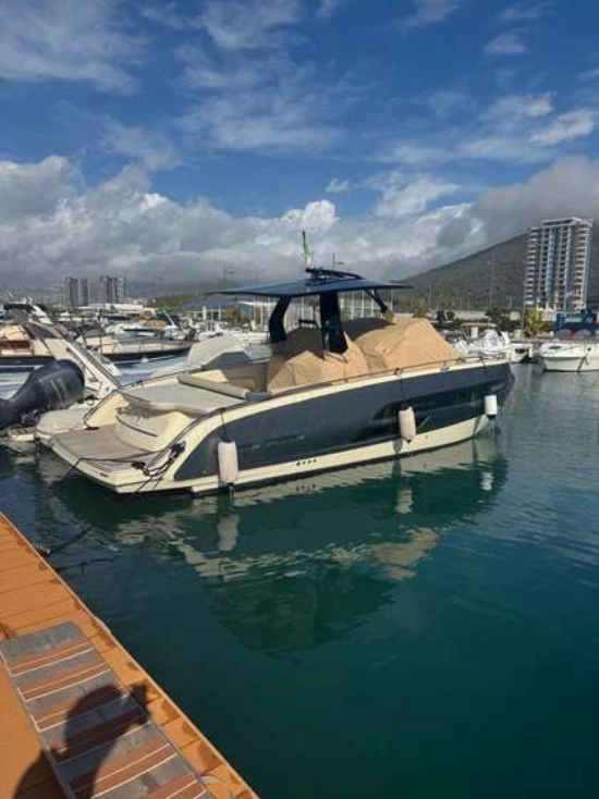 Invictus Yacht GT320 usado à venda