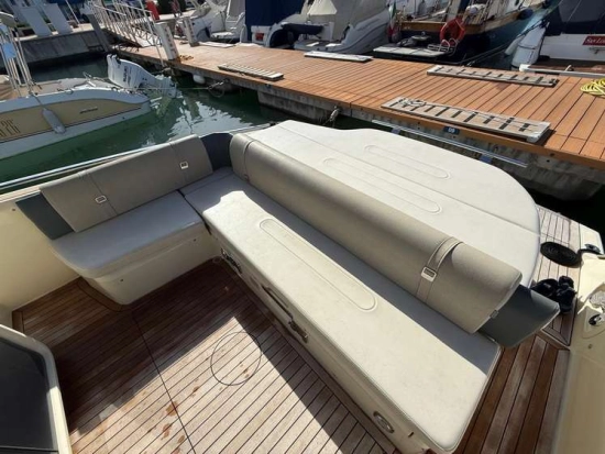 Invictus Yacht GT320 usado à venda