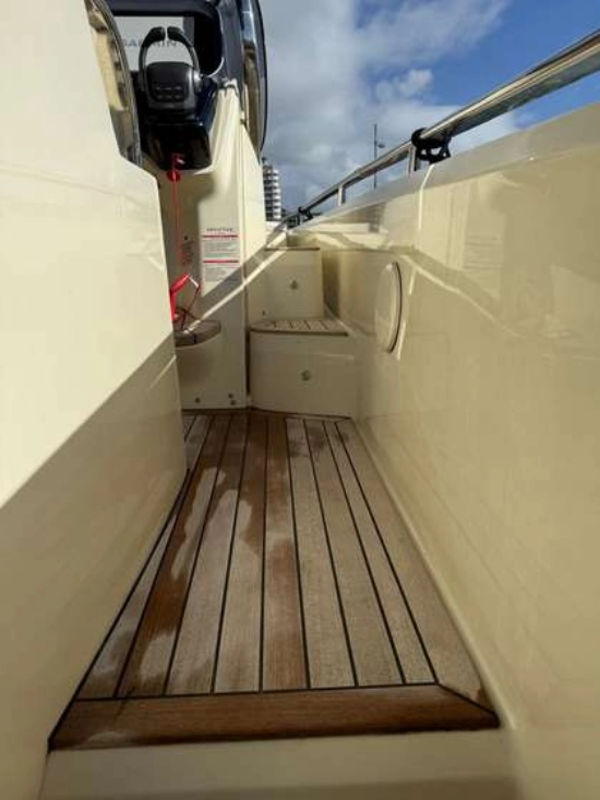 Invictus Yacht GT320 usado à venda