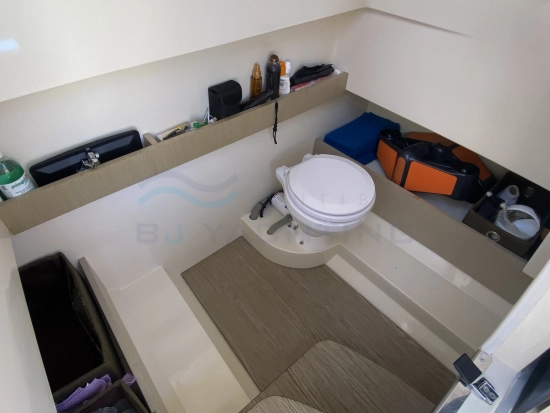 Invictus Yacht 270 FX usado à venda