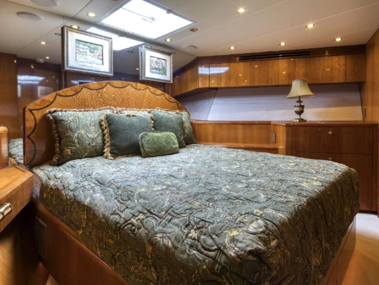 Hatteras Yachts 86 usado à venda