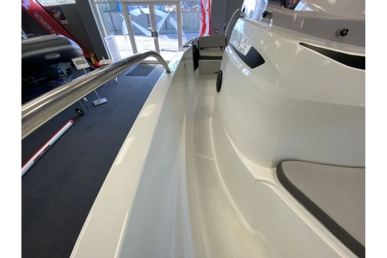 Jeanneau Cap Camarat 5.5 CC novos à venda