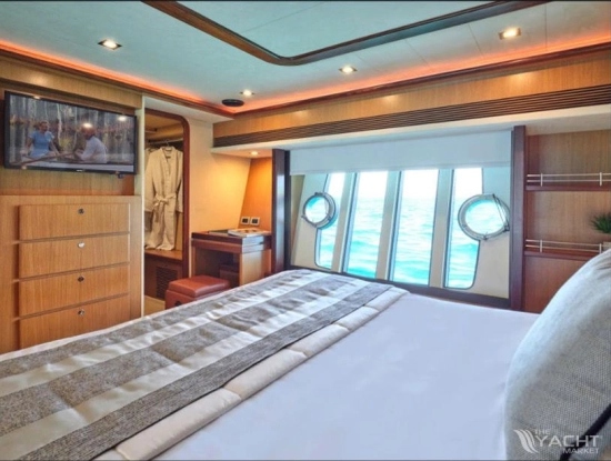 Ferretti 731 usado à venda