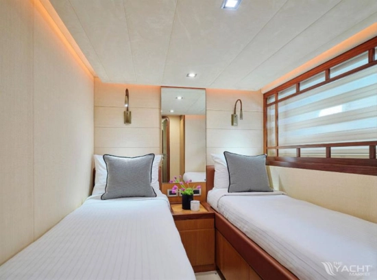 Ferretti 731 usado à venda