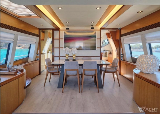 Ferretti 731 usado à venda