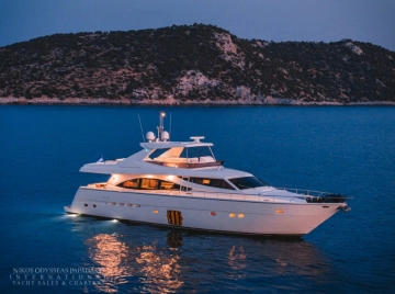 Ferretti 830 usado à venda