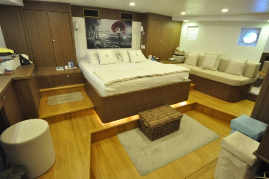 Ketch 24 m. usado à venda