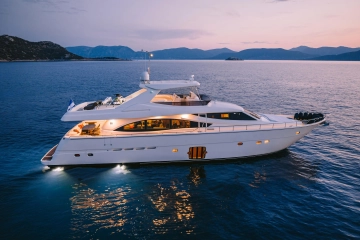 Ferretti 830 usado à venda