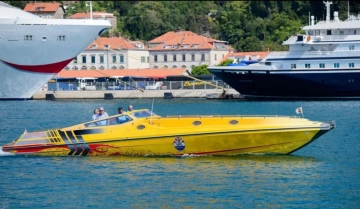 Custom Cigarette 15.80 m usata in vendita