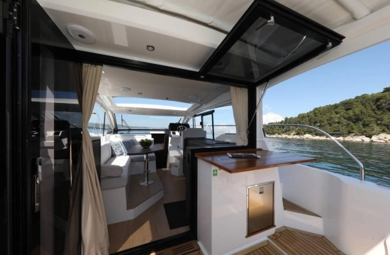 Sealine C335V de segunda mano en venta