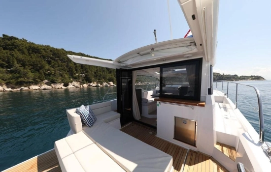Sealine C335V de segunda mano en venta