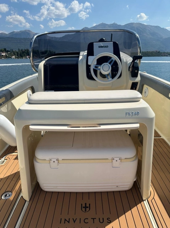 Invictus Yacht FX240 usado à venda