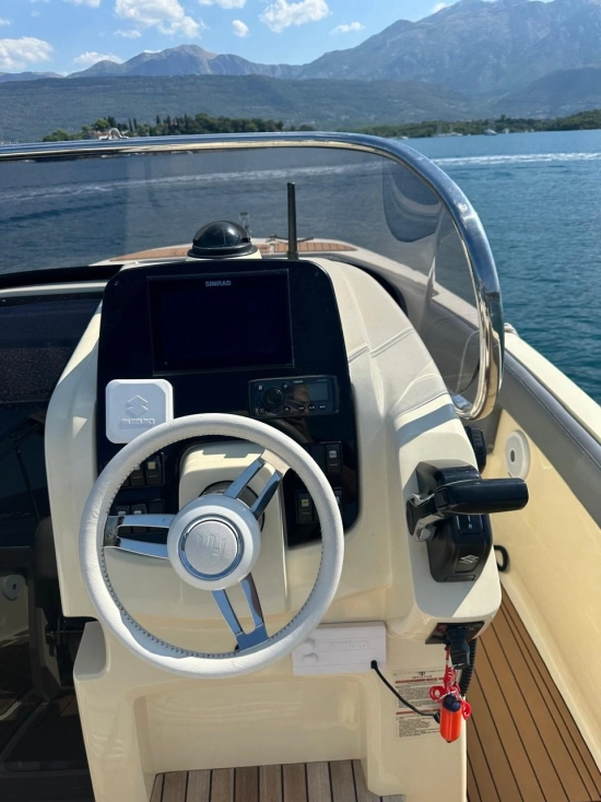 Invictus Yacht FX240 usado à venda