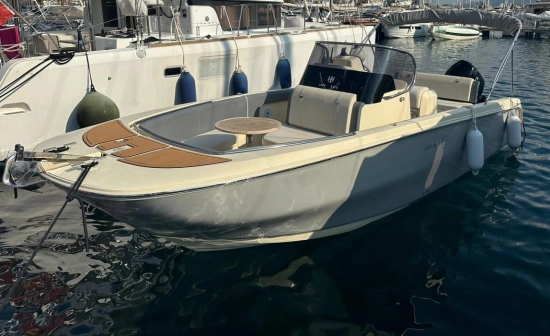 Invictus Yacht FX240 usado à venda