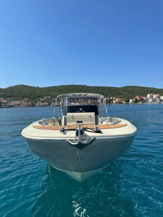 Invictus Yacht FX240 usado à venda