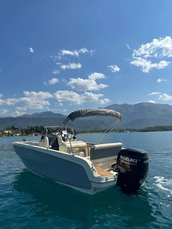 Invictus Yacht FX240 usado à venda