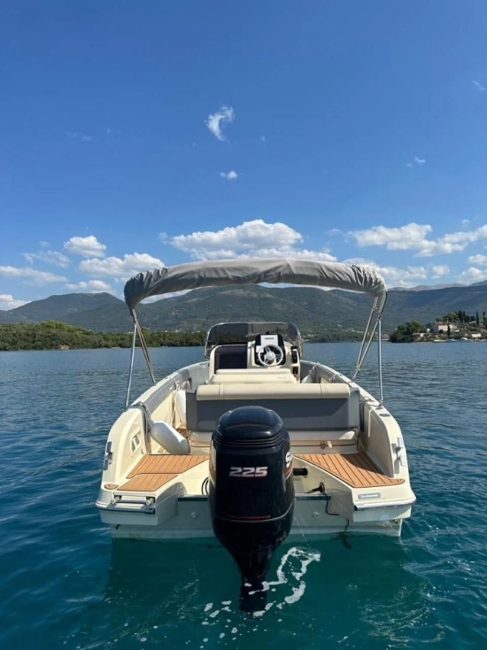 Invictus Yacht FX240 usado à venda