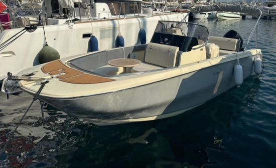 Invictus Yacht FX240 usado à venda