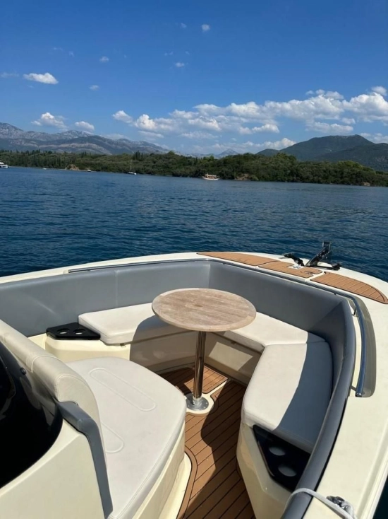 Invictus Yacht FX240 usado à venda