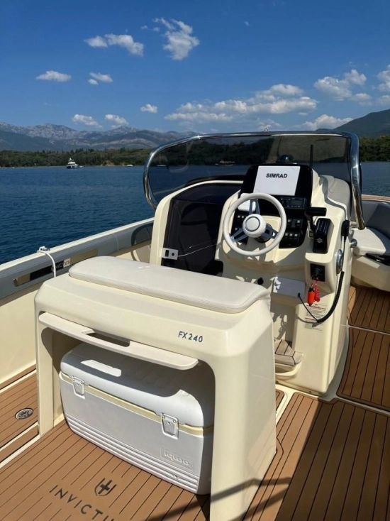 Invictus Yacht FX240 usado à venda