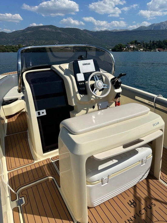 Invictus Yacht FX240 usado à venda