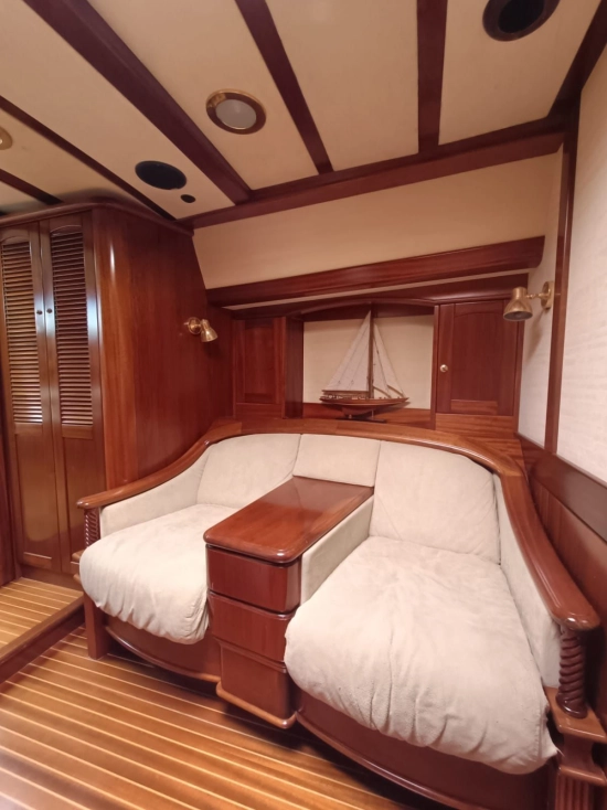 Lagoon Royal Pilot Saloon 65 usado à venda