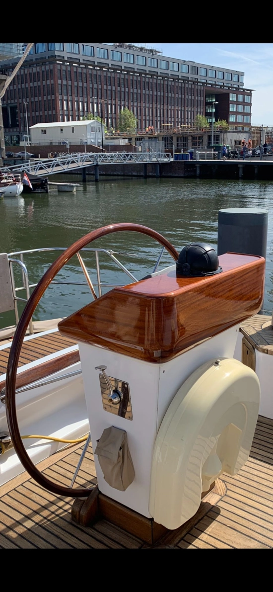 Lagoon Royal Pilot Saloon 65 usado à venda