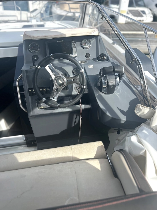 Beneteau Flyer 8.8 Sundeck usado à venda