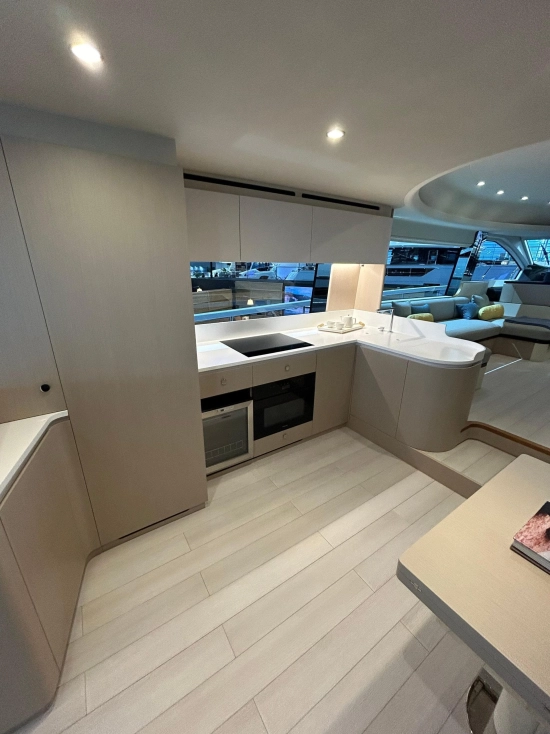 Azimut Fly 68 nuova in vendita