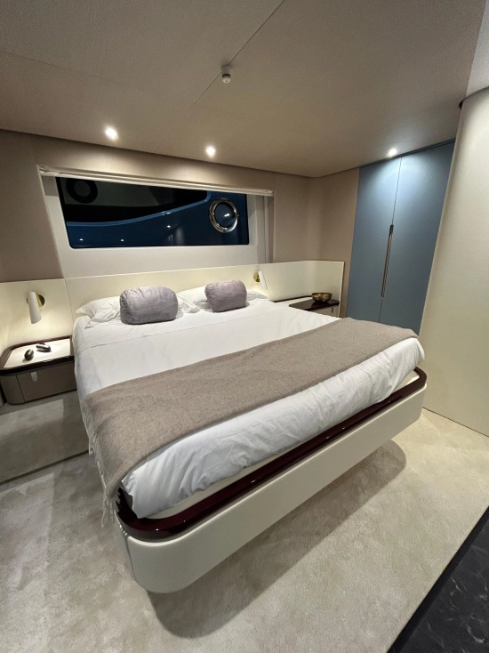 Azimut Fly 68 nuova in vendita