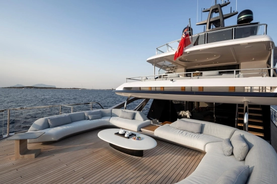 Azimut Grande Trideck usado à venda