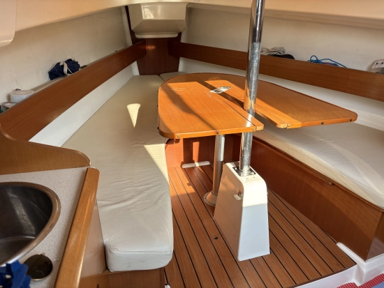 Jeanneau SUN 2500 usado à venda