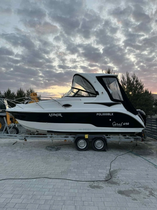 Coral Yacht 690 usado à venda