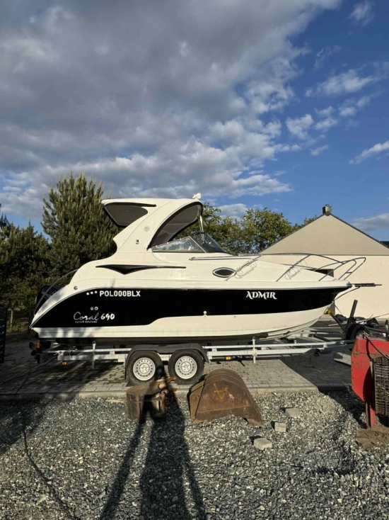 Coral Yacht 690 usado à venda