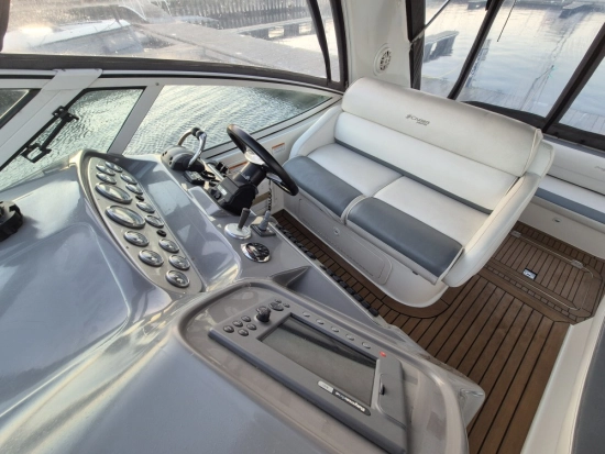 Cruisers Yachts 370 Express usata in vendita